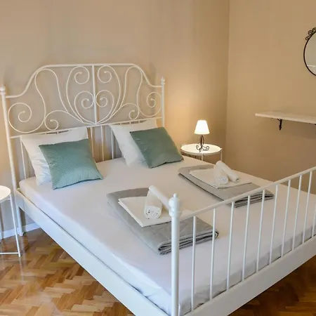 Maja Apartment *
